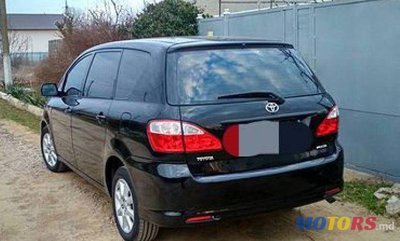 2004' Toyota Avensis photo #1