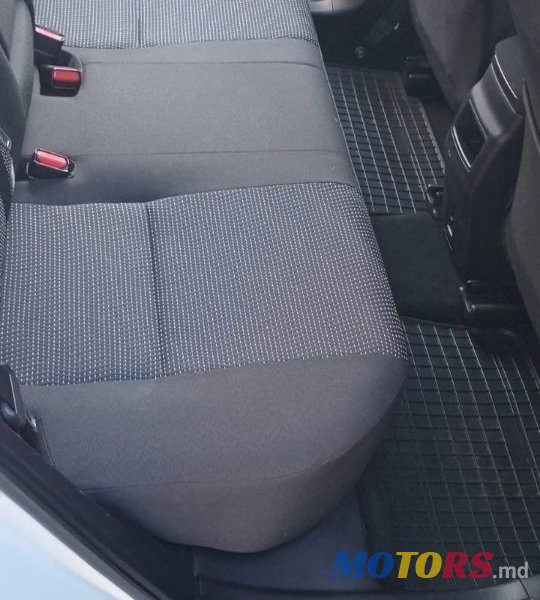 2013' Toyota Auris photo #6