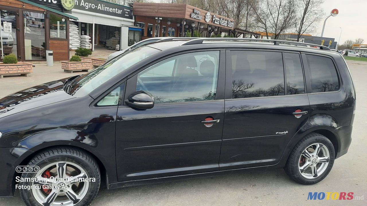 2009' Volkswagen Touran photo #3