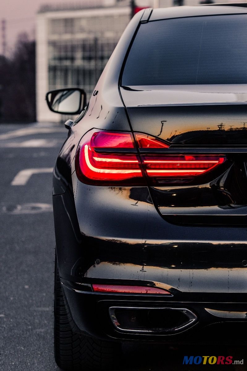 2016' BMW 7 Series photo #2