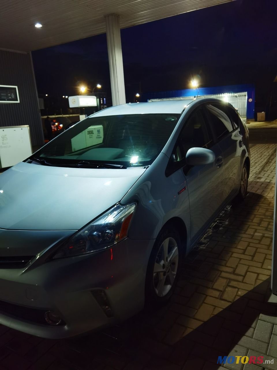 2013' Toyota Prius V photo #3