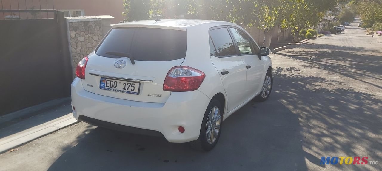 2011' Toyota Auris photo #2