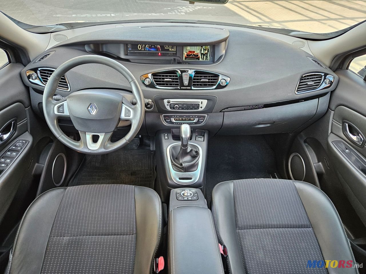 2012' Renault Scenic photo #5