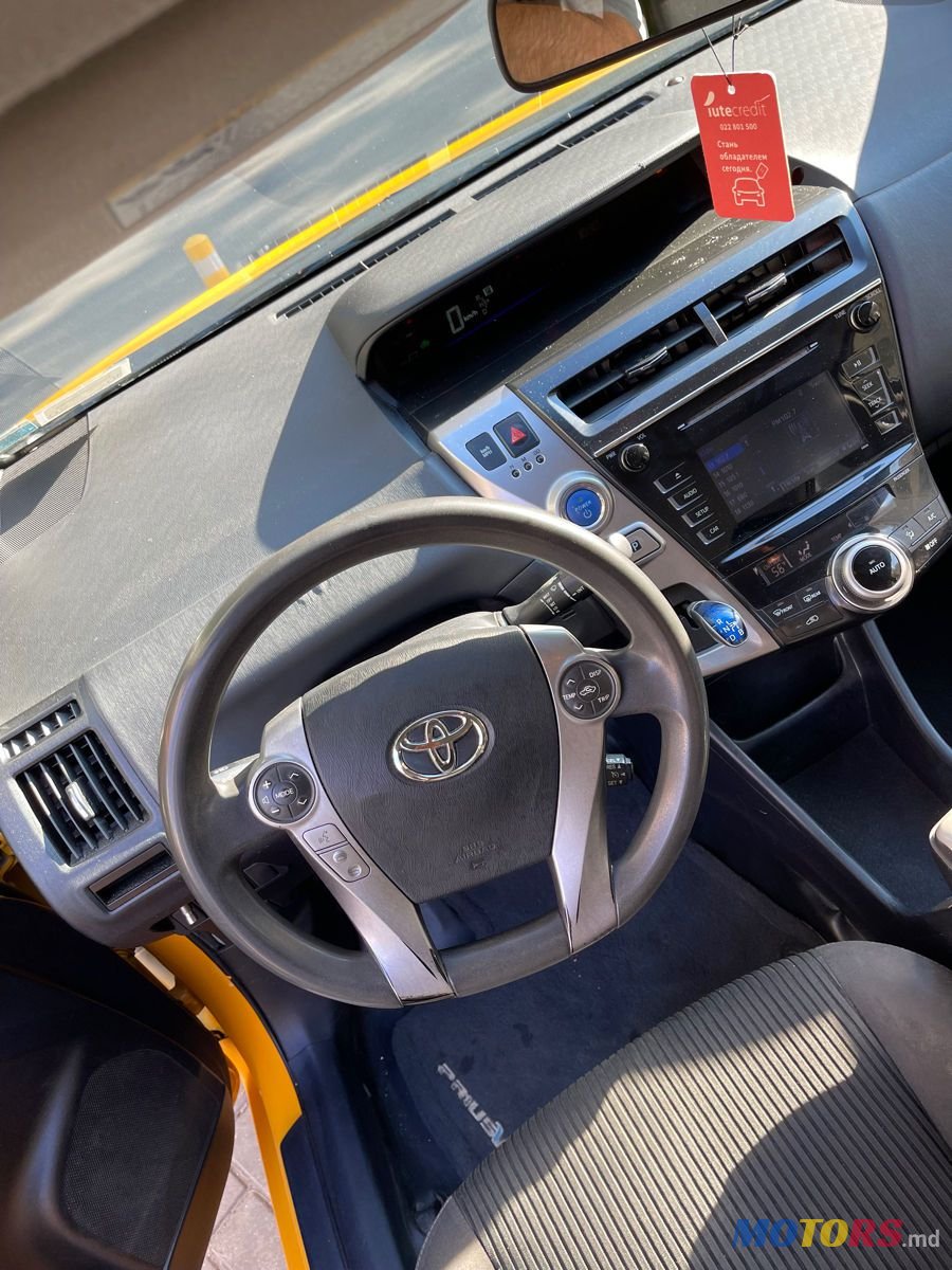 2015' Toyota Prius v photo #3