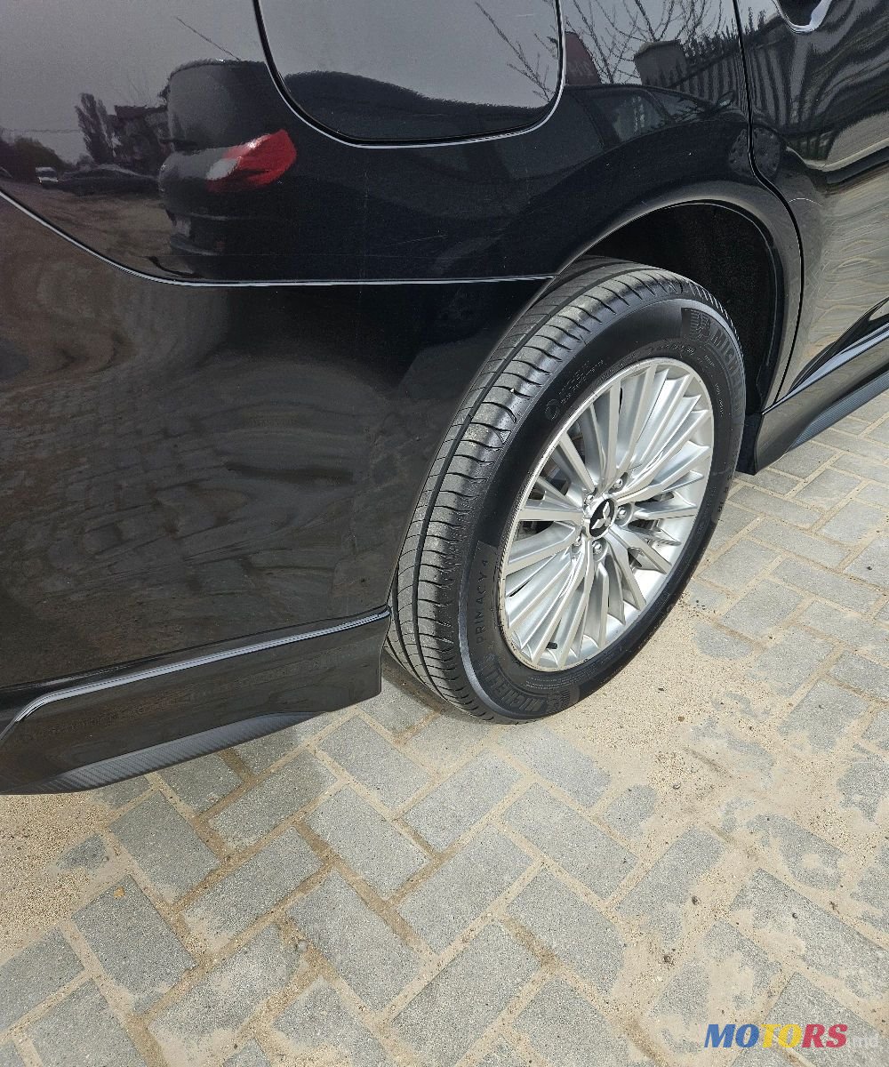 2019' Mitsubishi Outlander photo #2