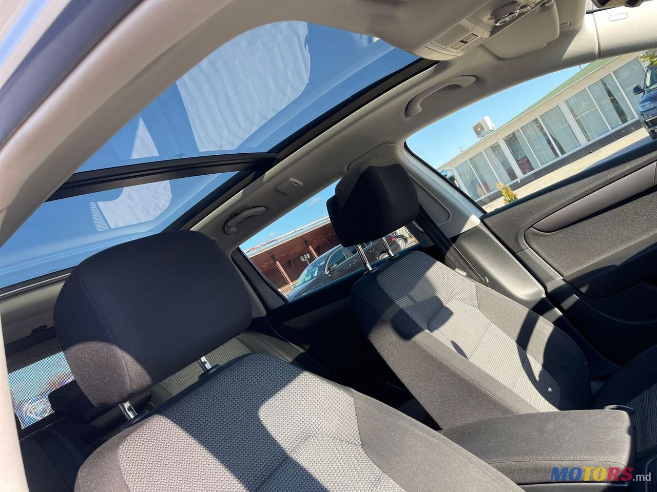 2011' Volkswagen Passat photo #6