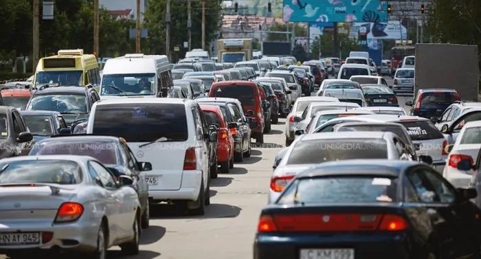 Experți: Infrastructura, nu mașinile școlilor auto, provoacă ambuteiajele