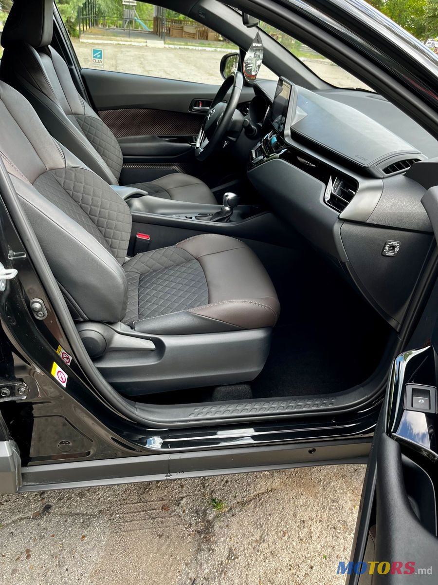 2019' Toyota C-HR photo #5