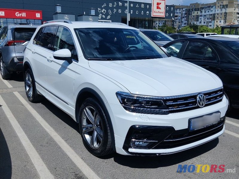 2019' Volkswagen Tiguan photo #3