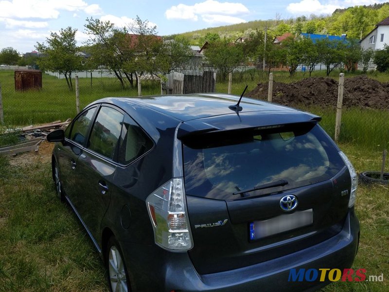 2013' Toyota Prius v photo #1