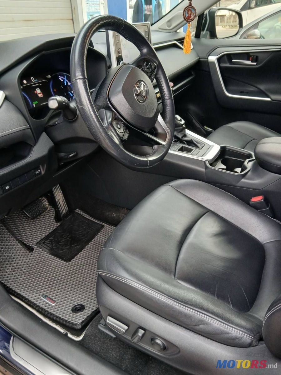 2020' Toyota RAV4 photo #5