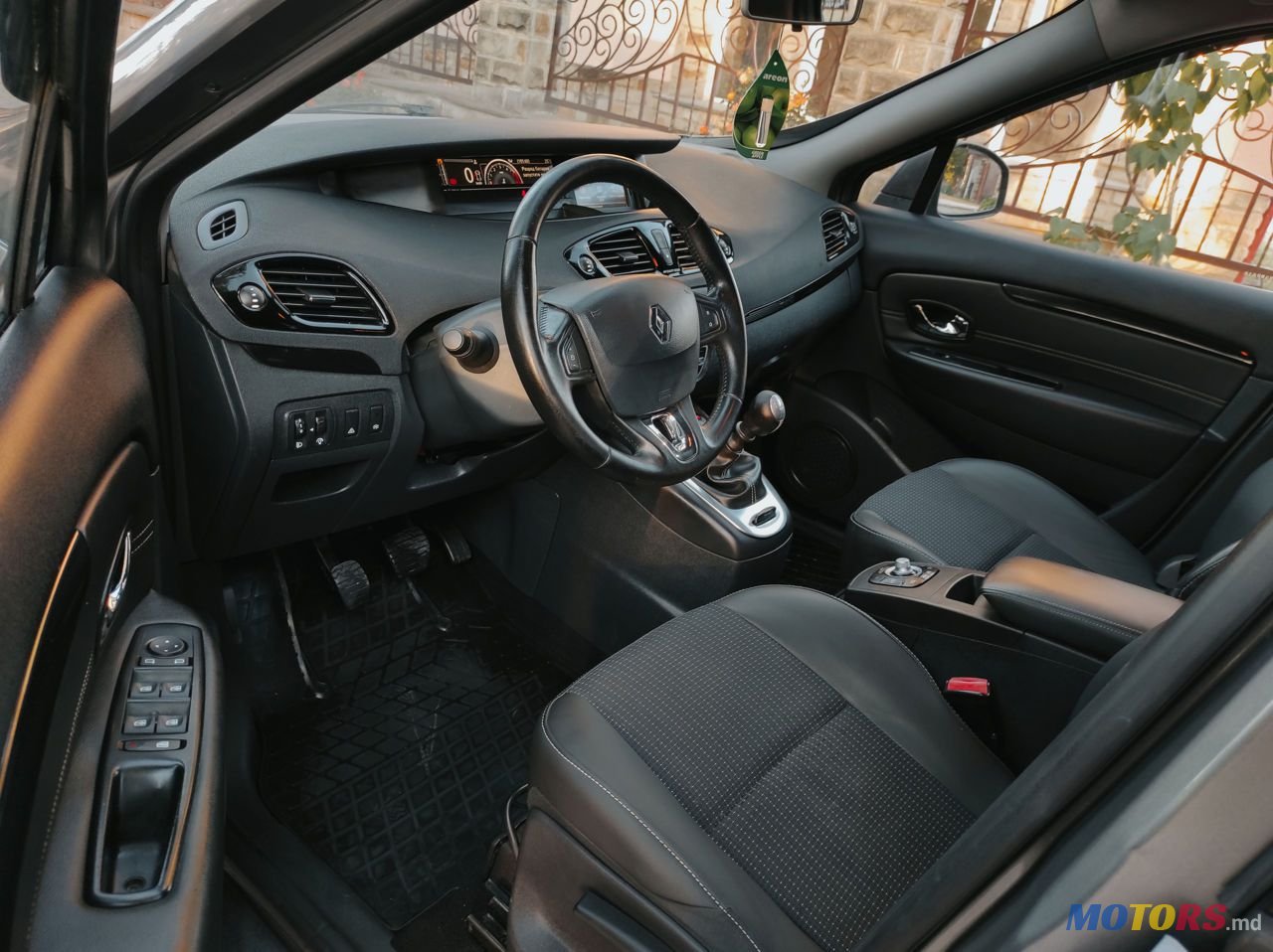 2013' Renault Scenic photo #3