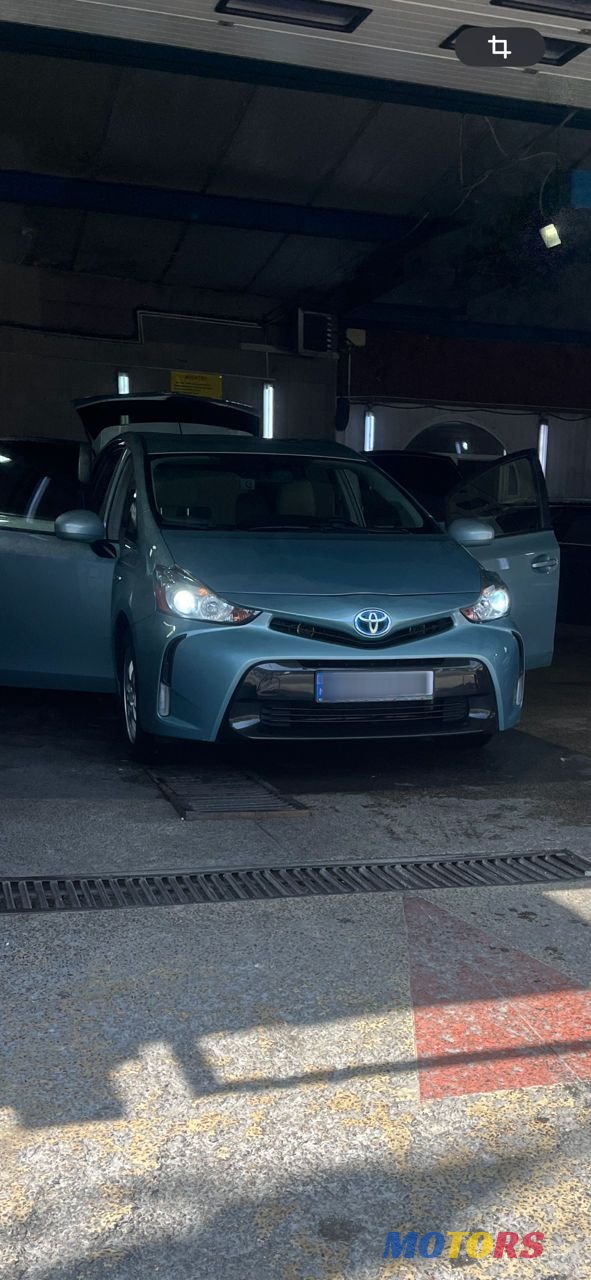 2017' Toyota Prius v photo #1