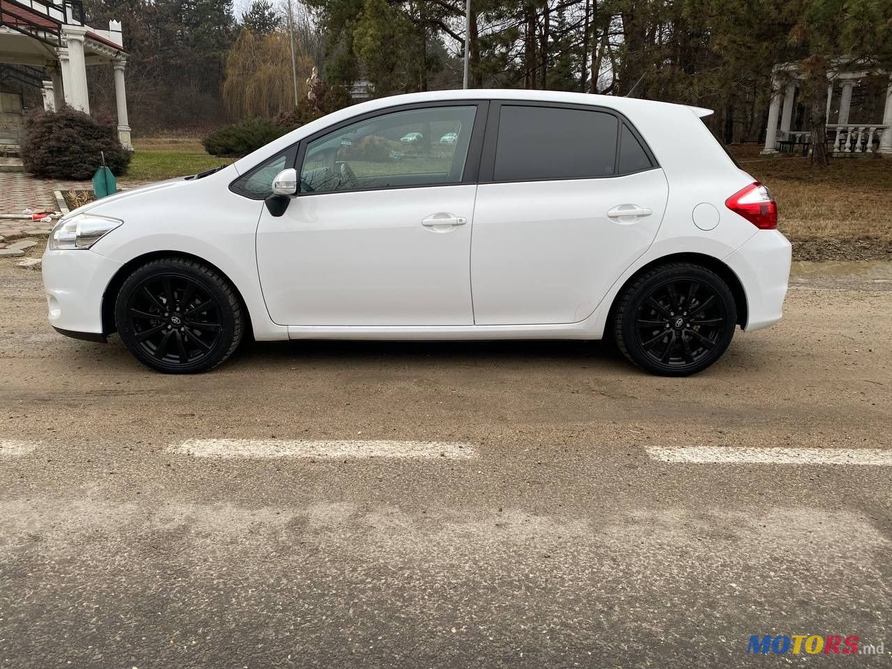 2011' Toyota Auris photo #6