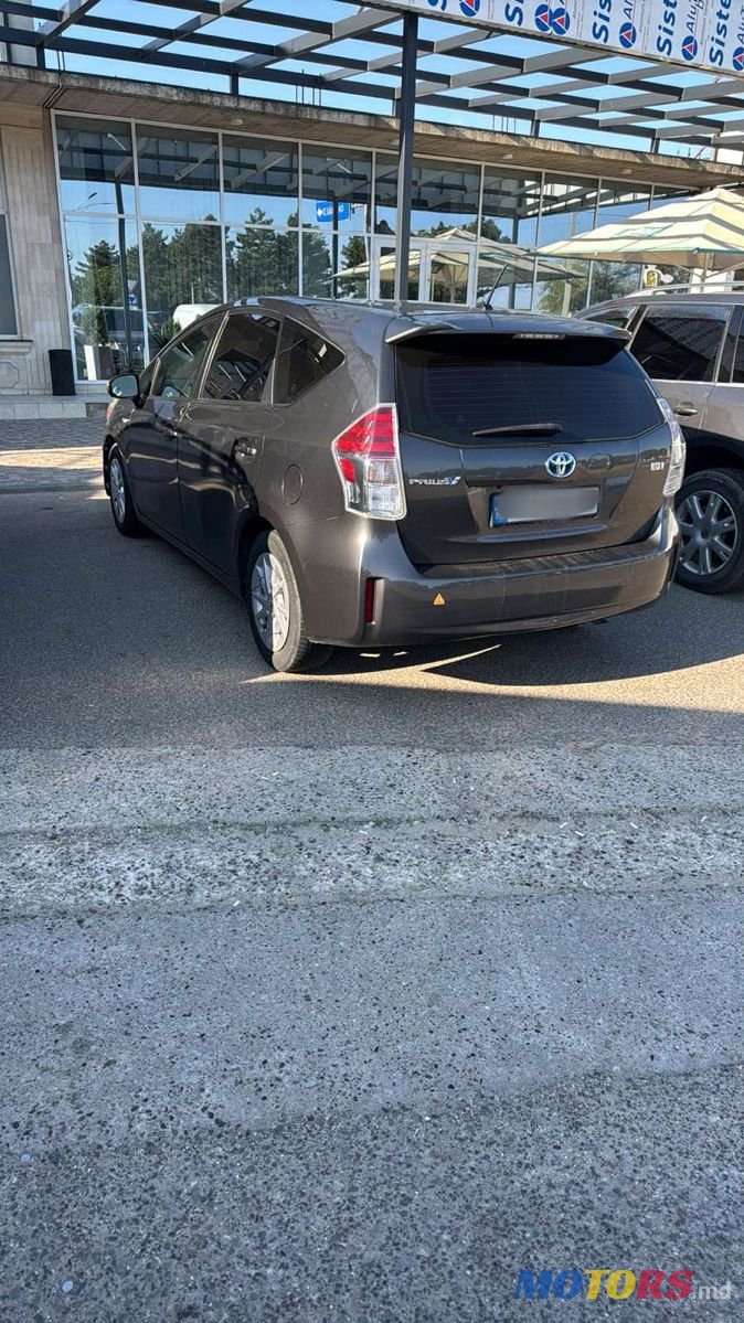 2015' Toyota Prius v photo #2