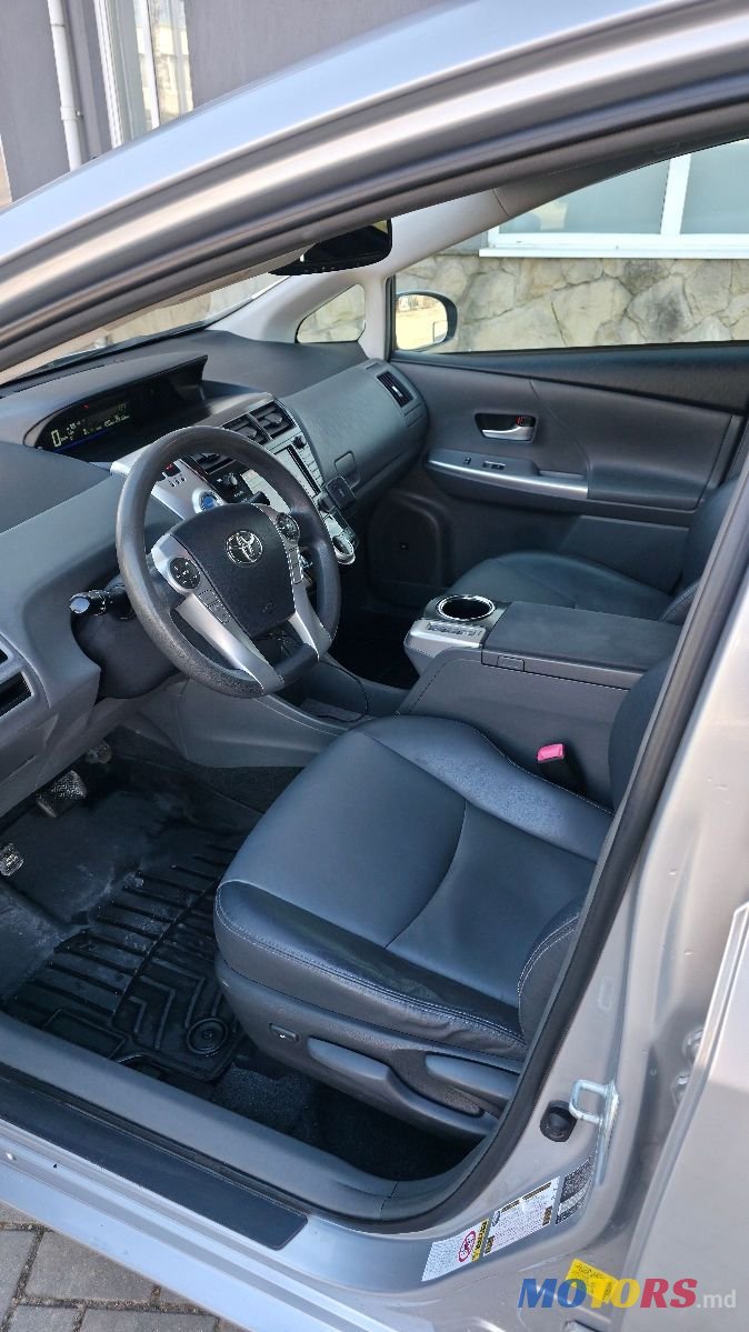 2011' Toyota Prius v photo #4