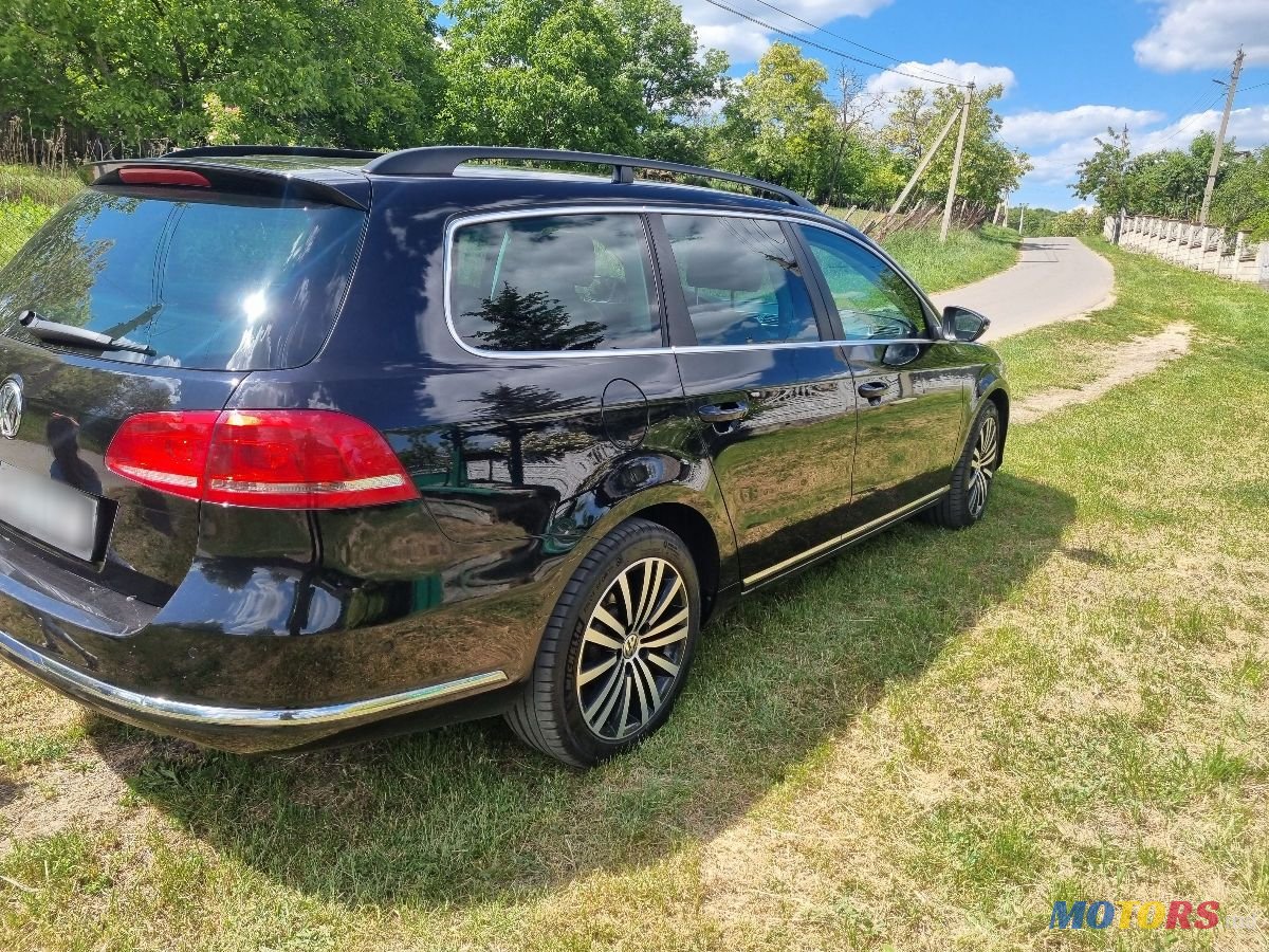 2011' Volkswagen Passat photo #3