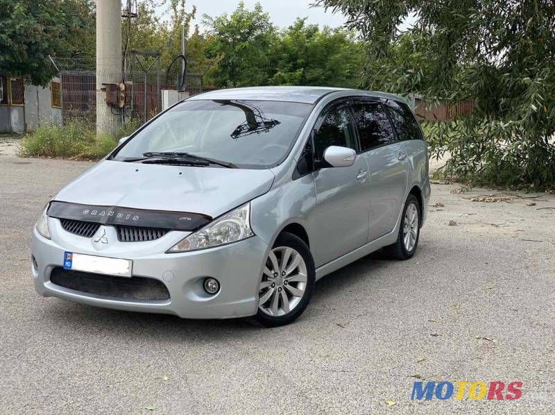 2007' Mitsubishi Grandis photo #1