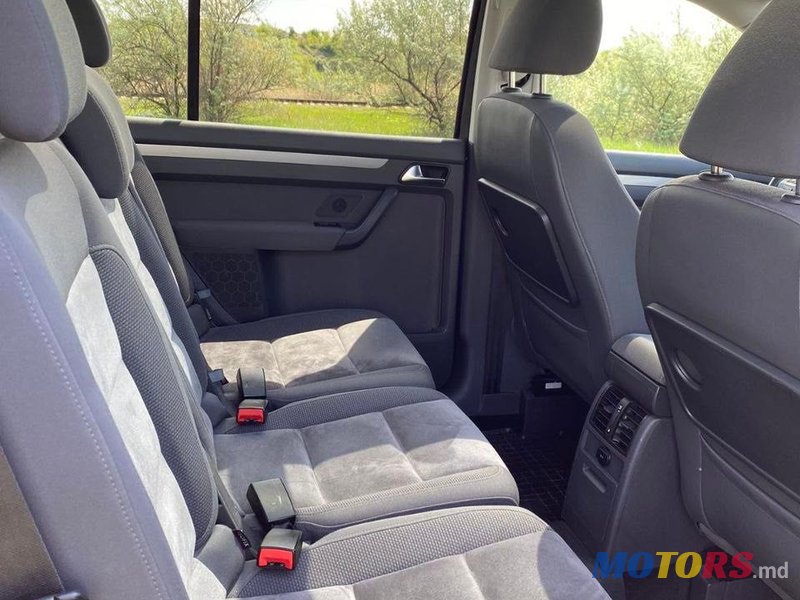 2011' Volkswagen Touran photo #6