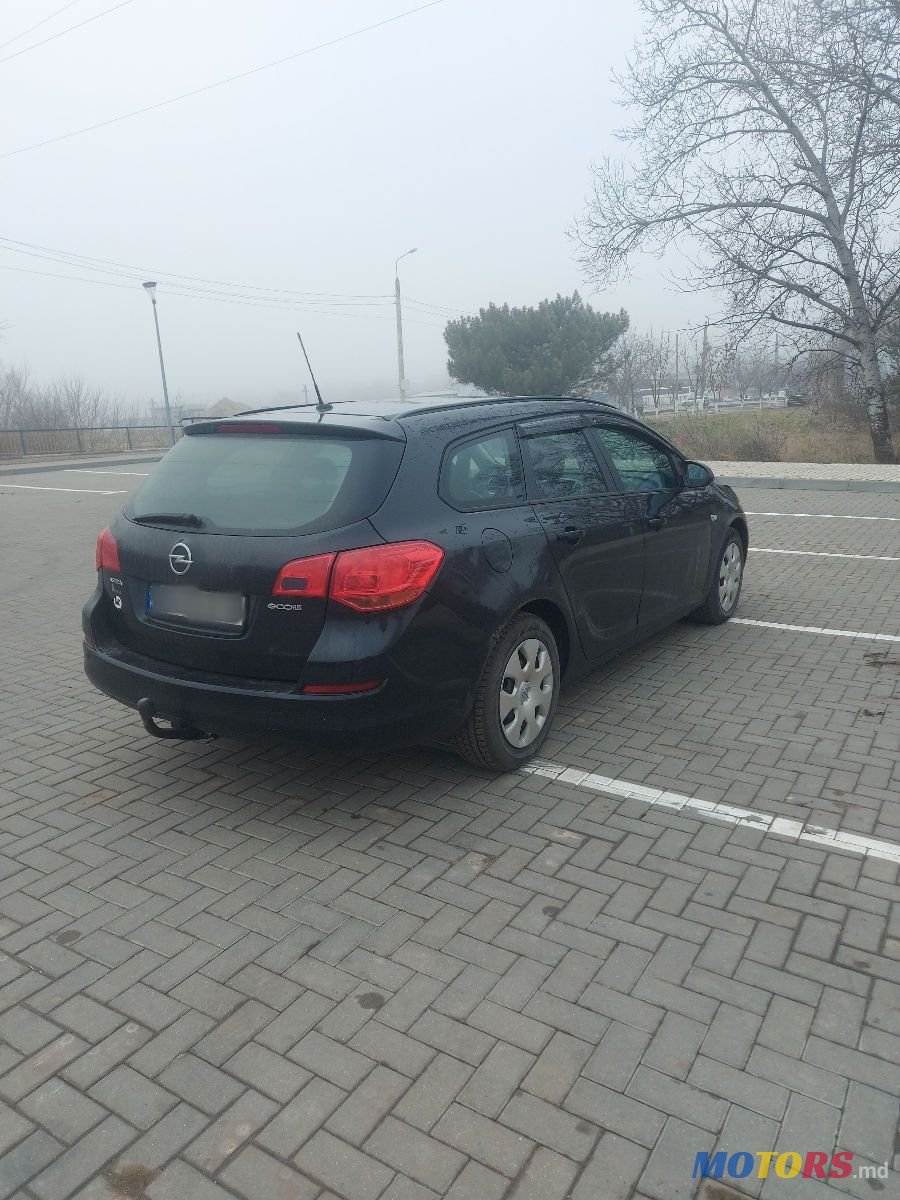 2011' Opel Astra photo #2