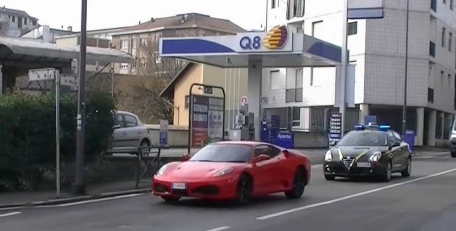 В Италии мужчина превратил старую Toyota в Ferrari