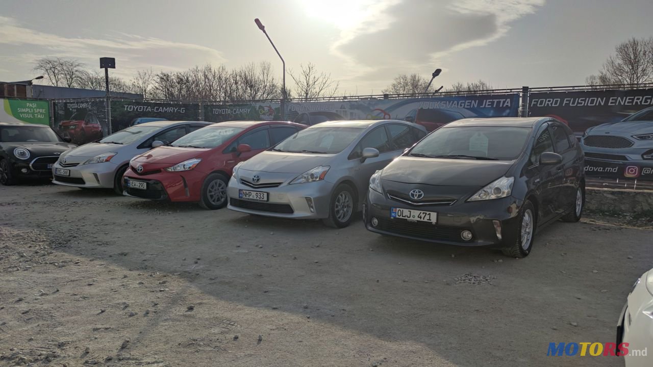 2014' Toyota Prius v photo #3
