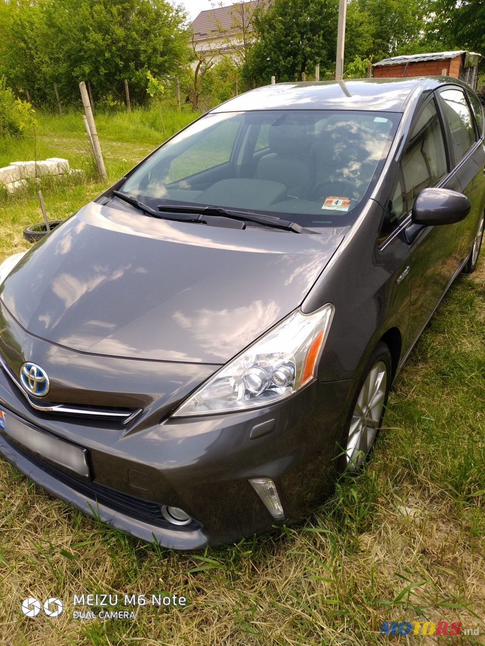 2013' Toyota Prius v photo #2