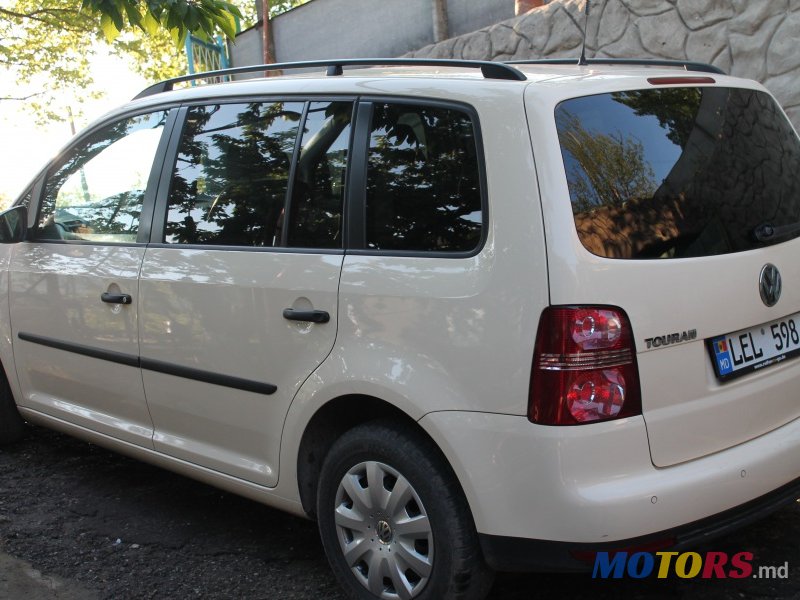 2010' Volkswagen Touran photo #1