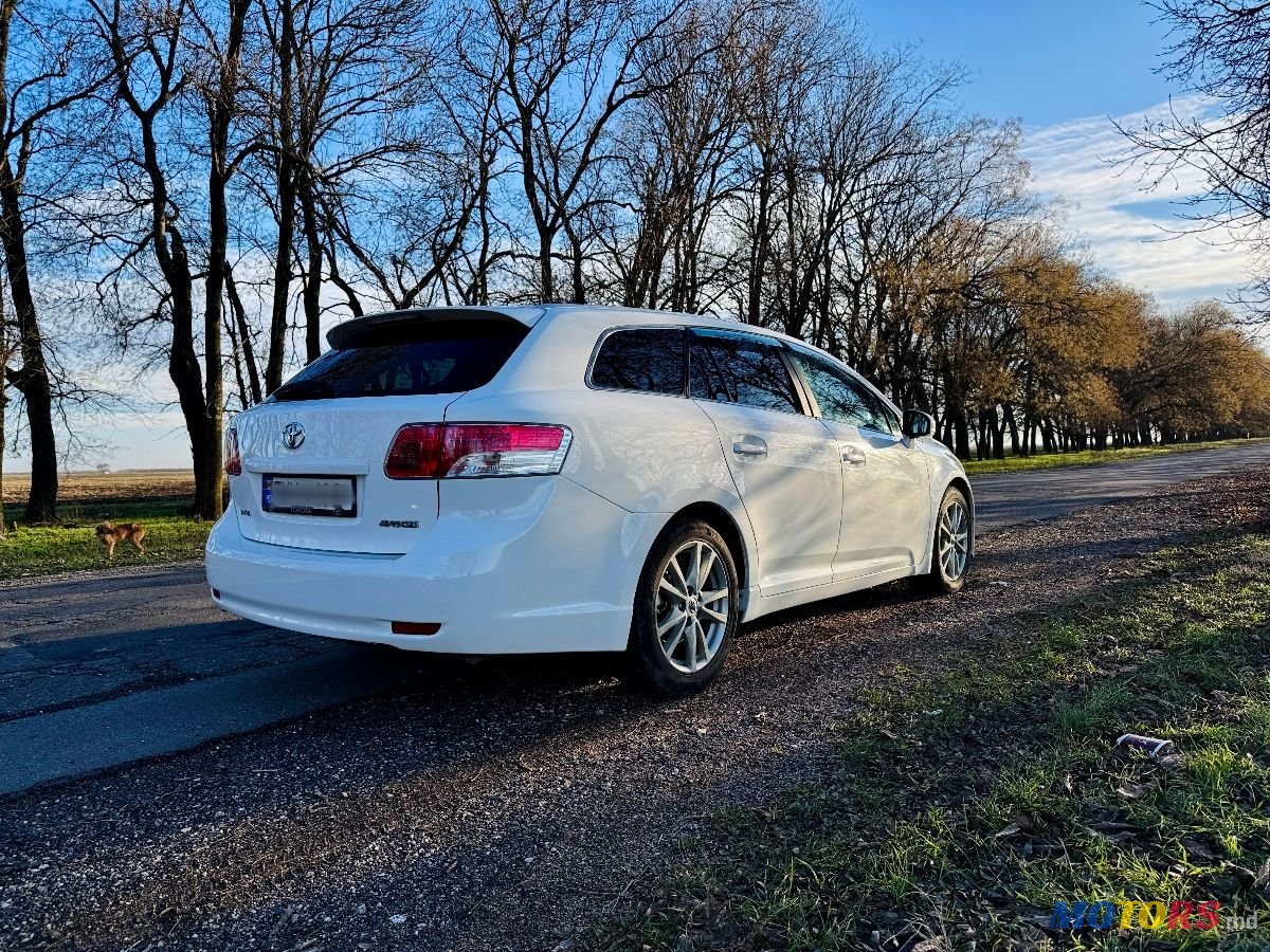 2011' Toyota Avensis photo #3