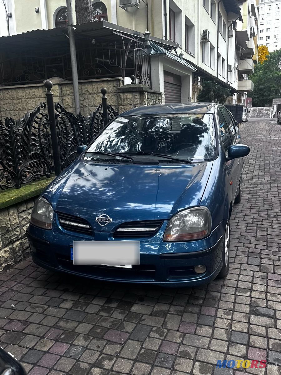 2001' Nissan Almera Tino photo #1