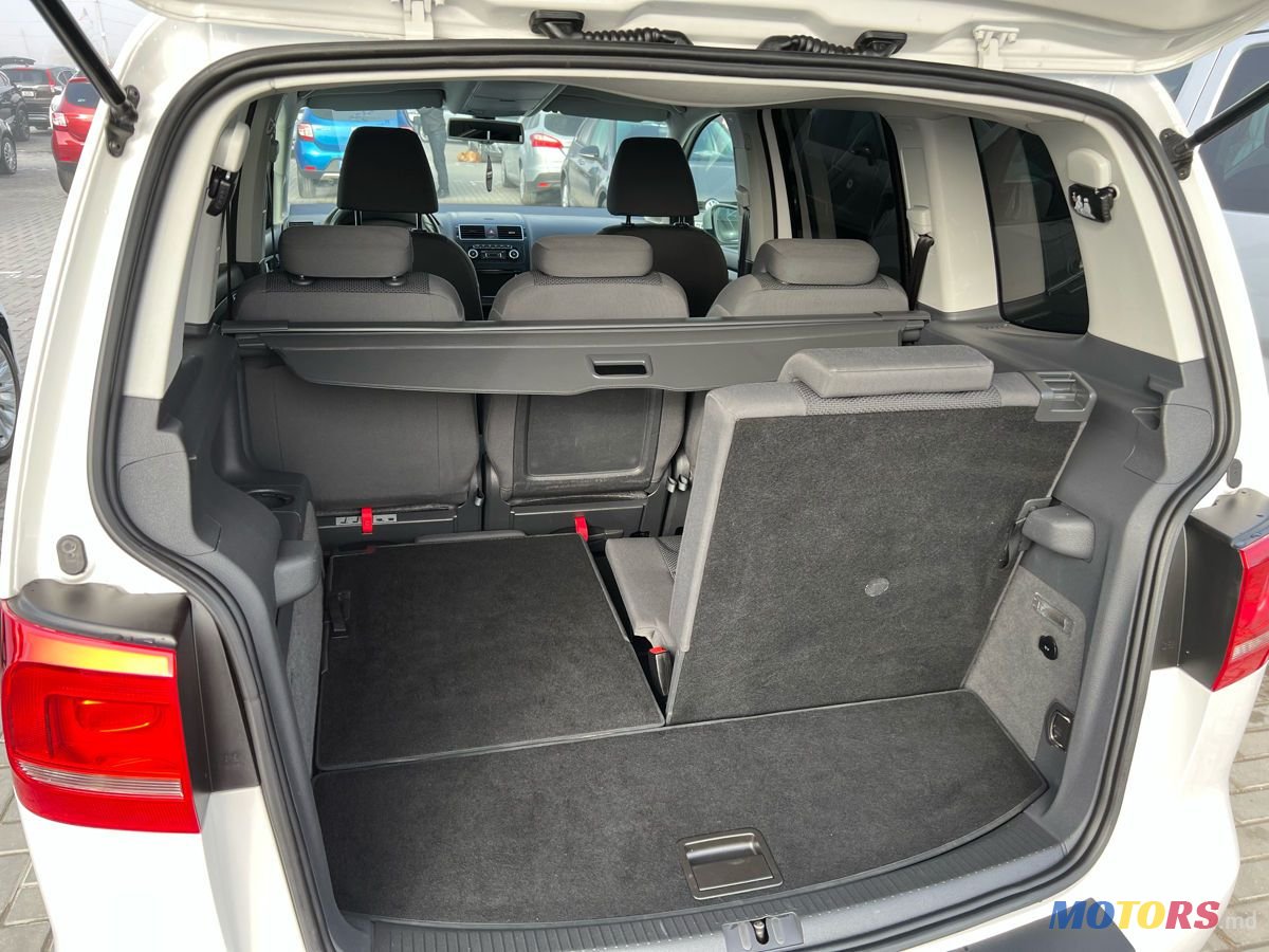 2012' Volkswagen Touran photo #4