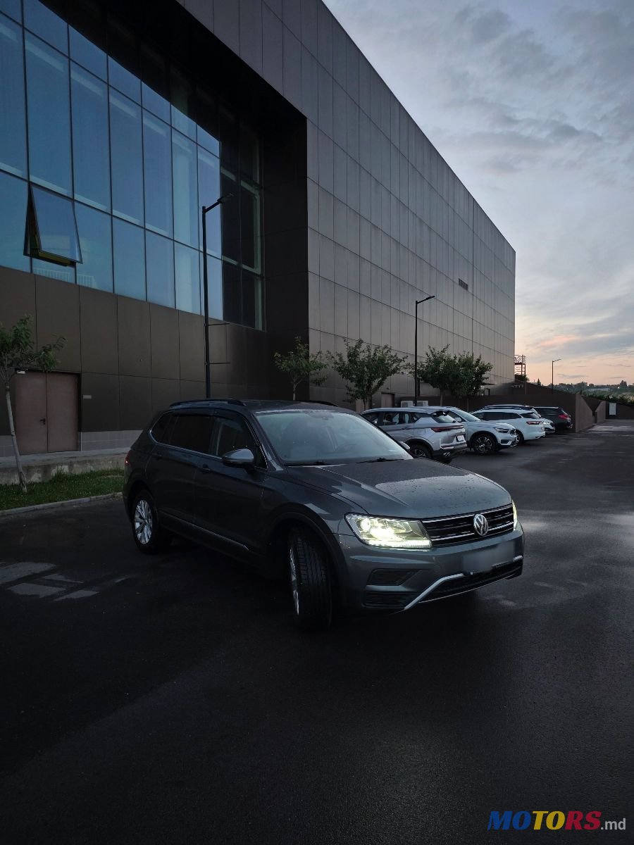 2018' Volkswagen Tiguan photo #2