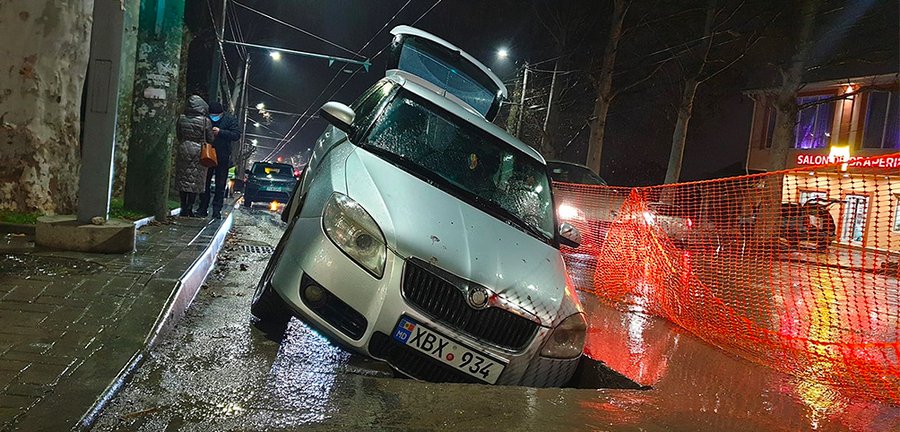 O Skoda a ajuns într-o groapă neastupată în Chişinău. Semnalizare proastă a lucrărilor de drum sau neatenţie?