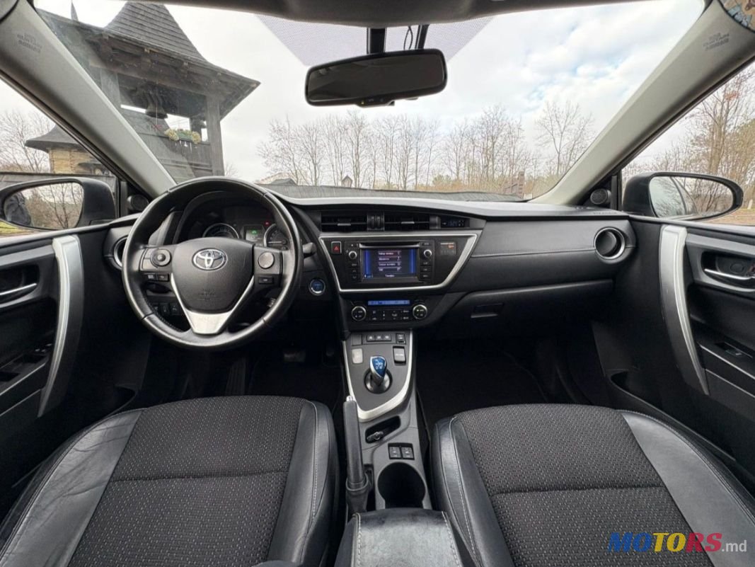 2013' Toyota Auris photo #3