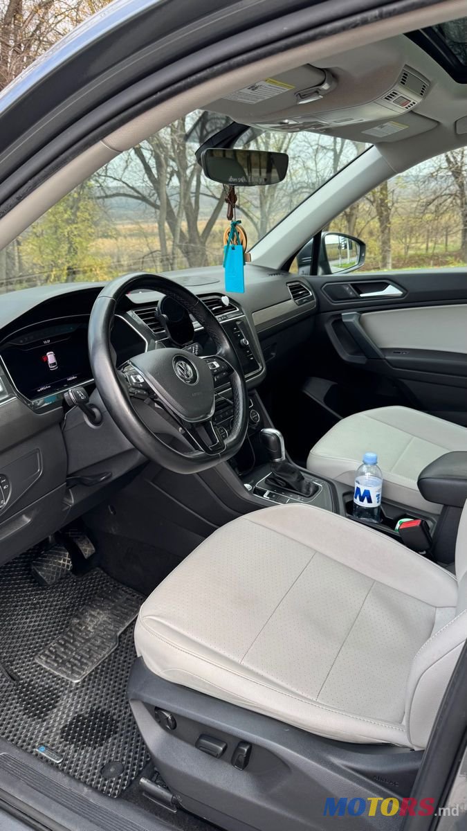 2019' Volkswagen Tiguan photo #5