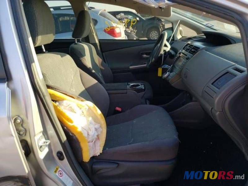 2013' Toyota Prius v photo #4