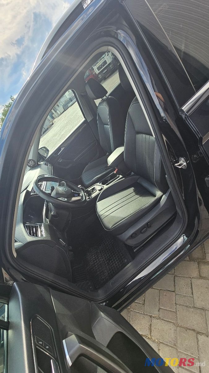 2022' Volkswagen Tiguan photo #6