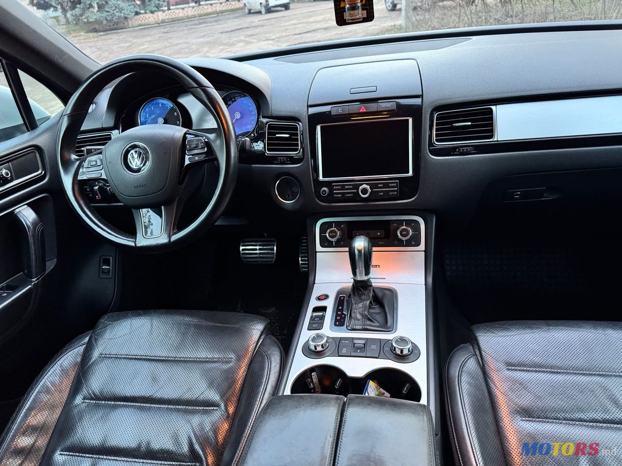 2011' Volkswagen Touareg photo #6