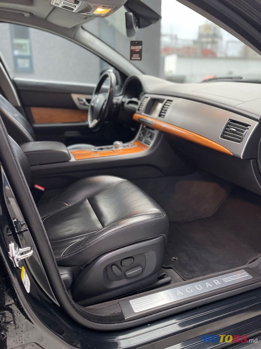 2012' Jaguar XF photo #3