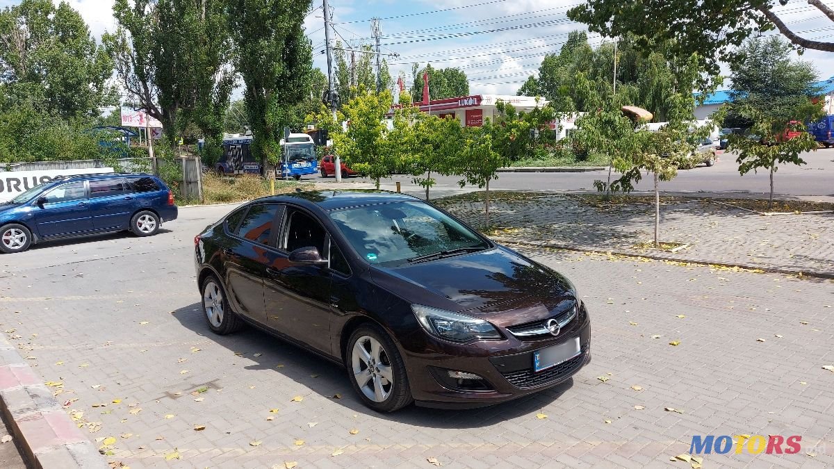 2013' Opel Astra photo #3