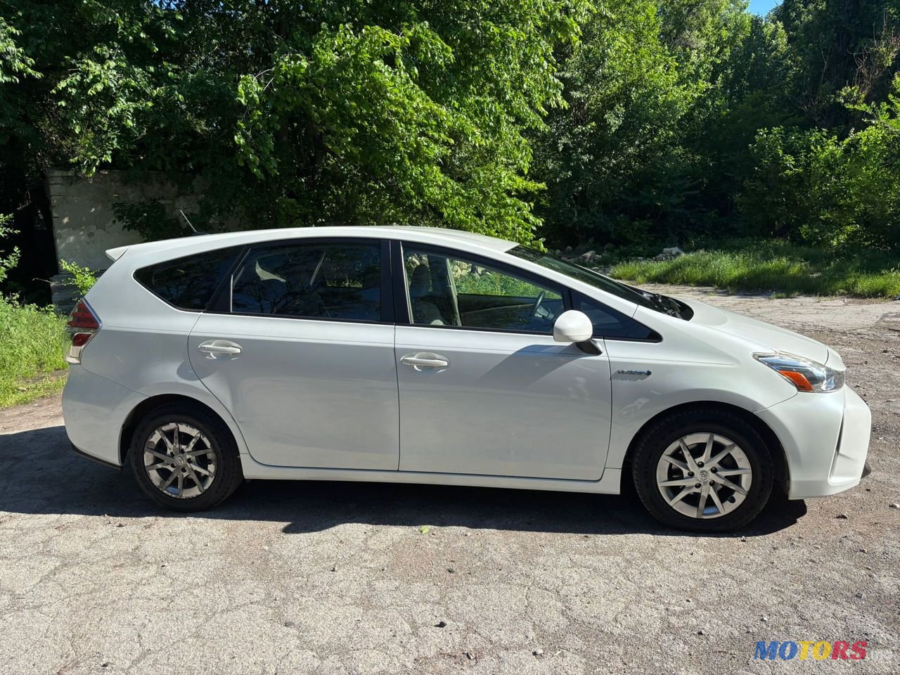 2015' Toyota Prius v photo #2