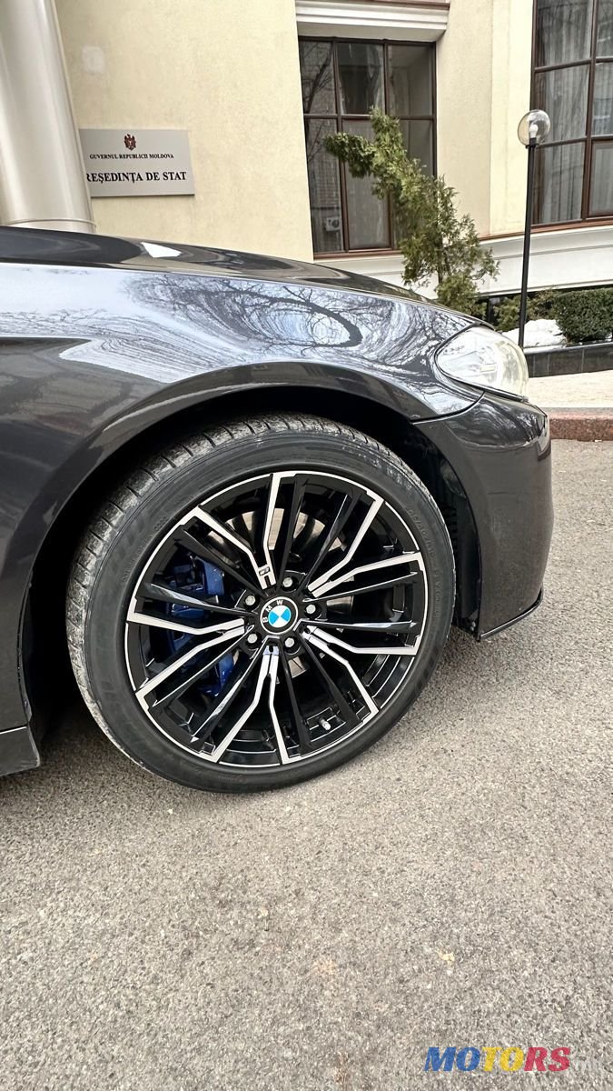 2011' BMW 5 Series photo #6