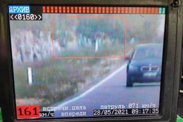 Șoferul unui BMW le-a propus polițiștilor 1.000 de lei pentru depășirea limitei de viteză și s-a ales cu dosar pentru corupere activă