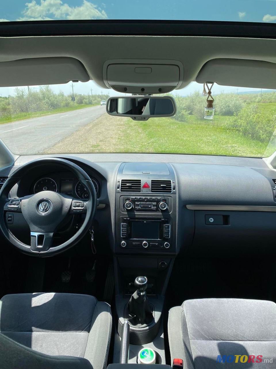 2011' Volkswagen Touran photo #2