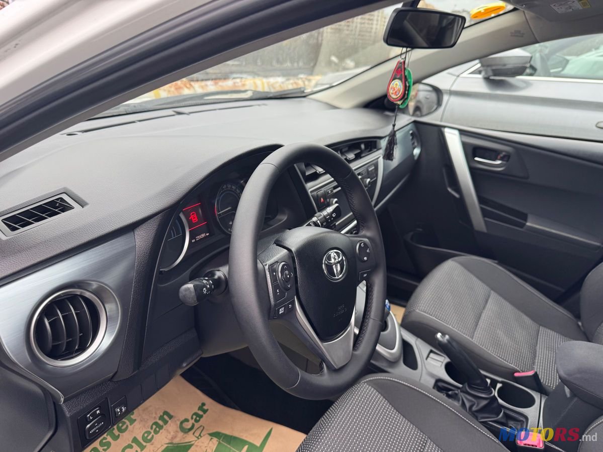 2013' Toyota Auris photo #4