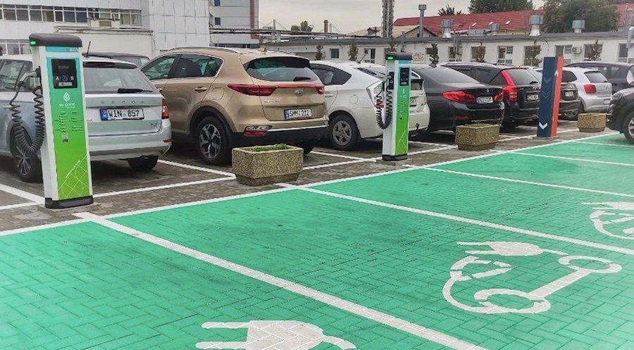 O reţea de prize pentru încărcarea maşinilor electrice din Moldova îndeamnă şoferii să nu-şi încarce bateriile în orele de consum de vârf