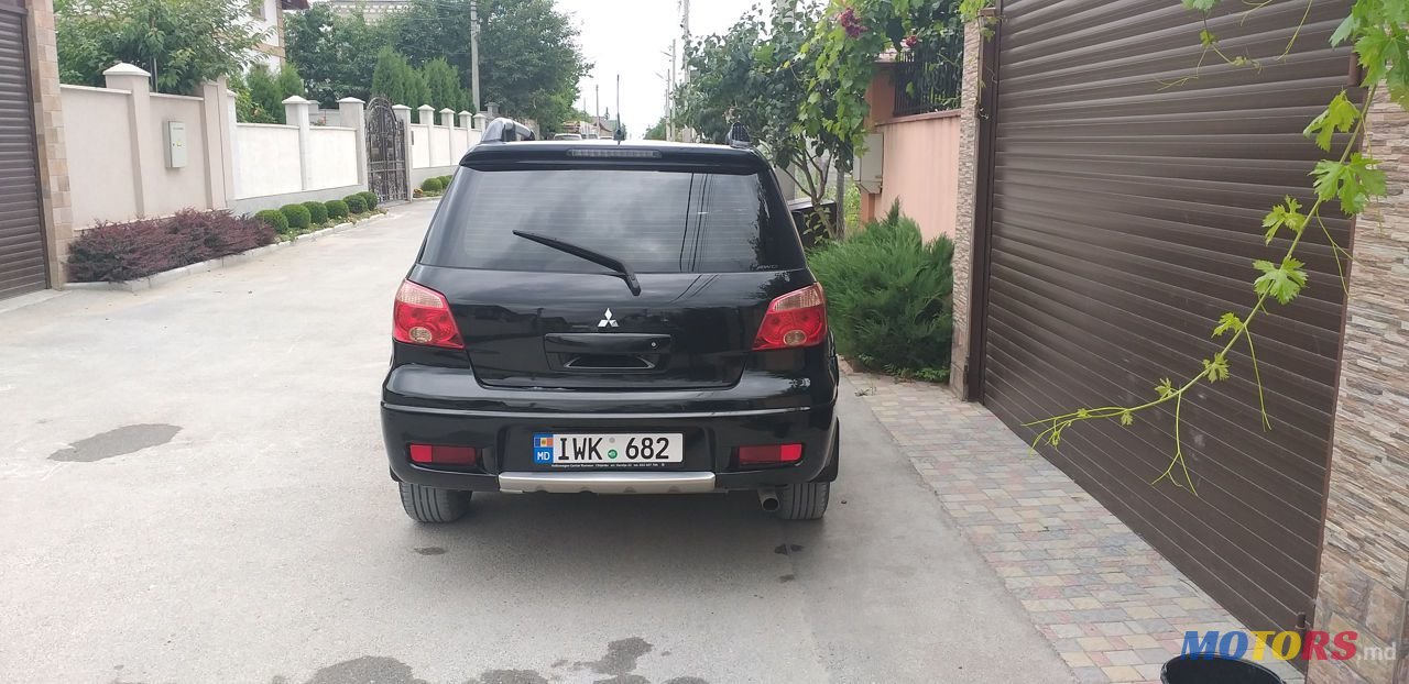 2008' Mitsubishi Outlander photo #2