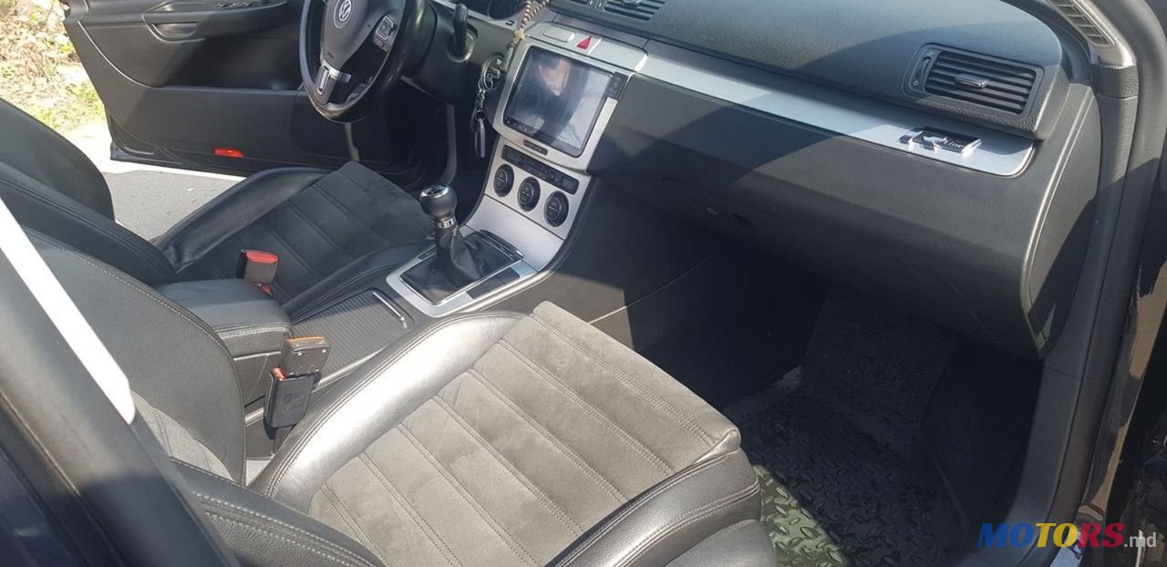 2009' Volkswagen Passat photo #6