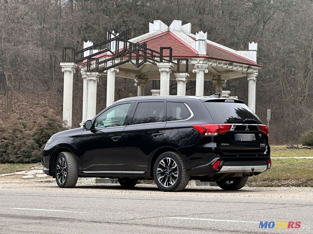 2016' Mitsubishi Outlander photo #6