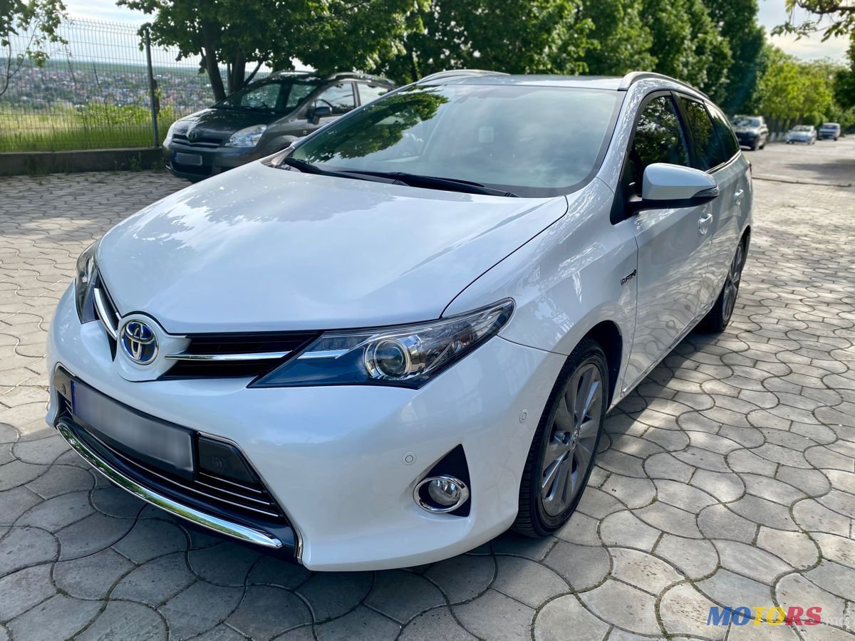 2013' Toyota Auris photo #1